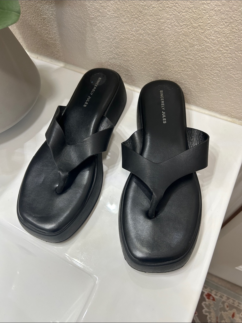 Sincerly Jules Black Platform Crossover Thong Sandals - Picture 2 of 5